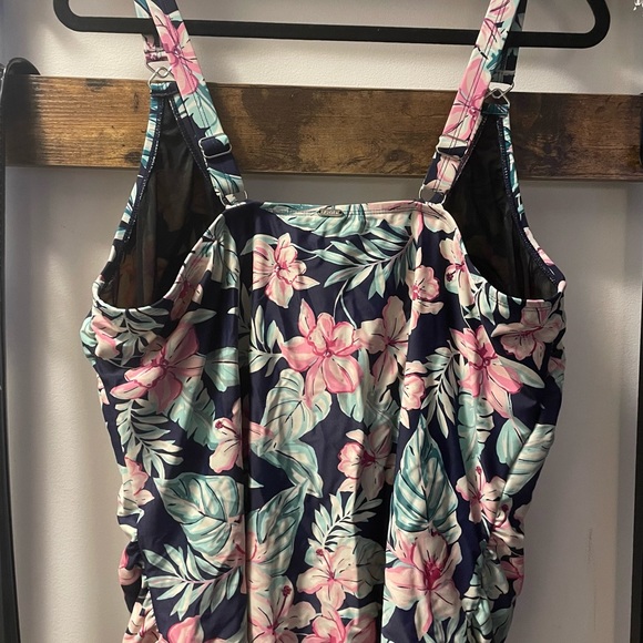 Plus sized bathing suit top - Picture 3 of 4